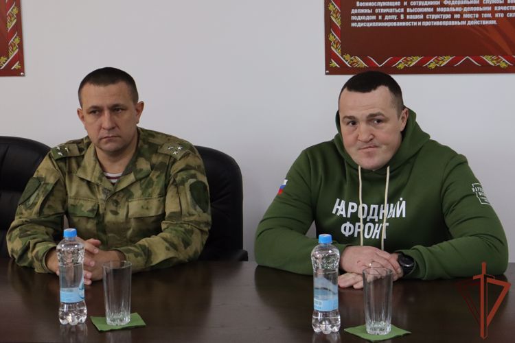 Чемпион мира по боксу Денис Лебедев встретился с росгвардейцами на Алтае