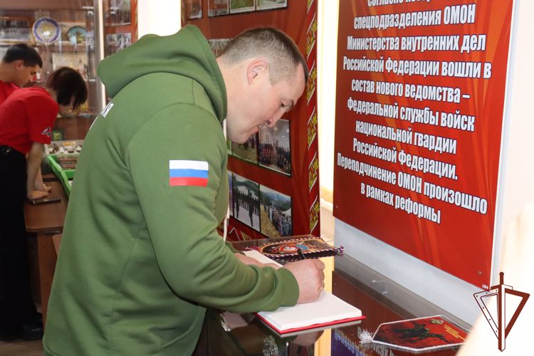 Чемпион мира по боксу Денис Лебедев встретился с росгвардейцами на Алтае