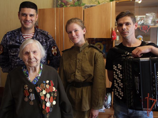 В Петрозаводске росгвардейцы поздравили ветерана ВОВ с 98-летием