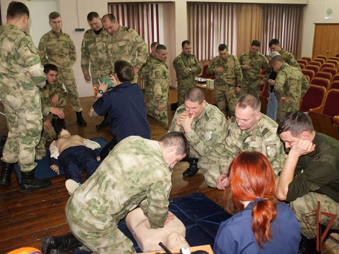 Специалисты скорой помощи Томской области проводят для военнослужащих Росгвардии уникальные занятия (видео)