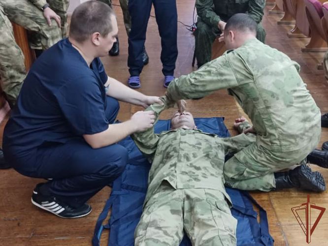 Специалисты скорой помощи Томской области проводят для военнослужащих Росгвардии уникальные занятия (видео)