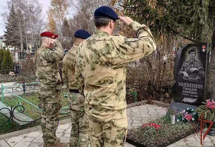 Память сотрудников и военнослужащих, погибших при исполнении служебного долга, почтили в Центральном округе Росгвардии  