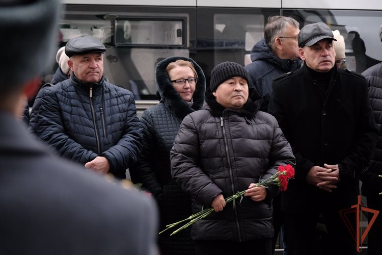 Мемориальную доску Герою России генерал-майору Роману Шадрину открыли в Екатеринбурге 