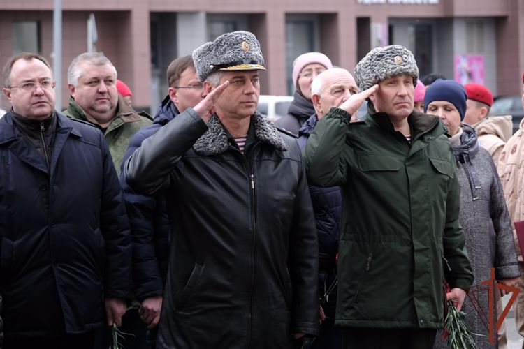 Мемориальную доску Герою России генерал-майору Роману Шадрину открыли в Екатеринбурге 