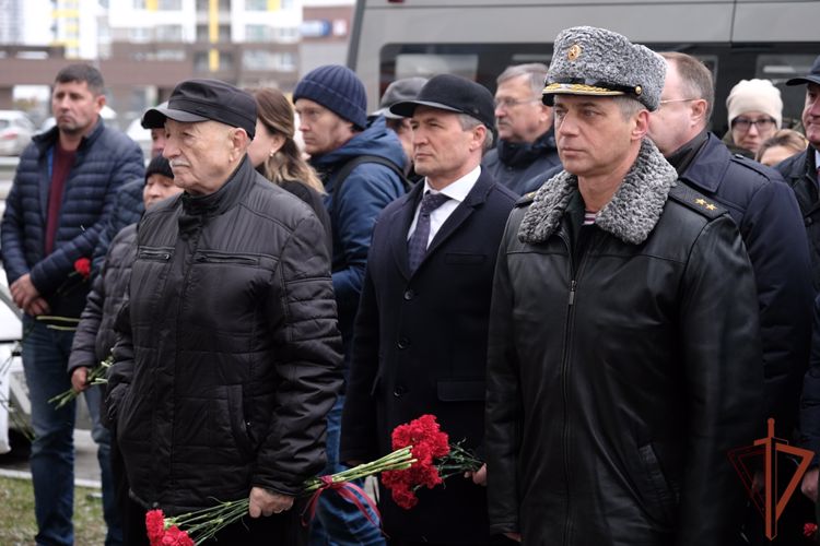 Мемориальную доску Герою России генерал-майору Роману Шадрину открыли в Екатеринбурге 