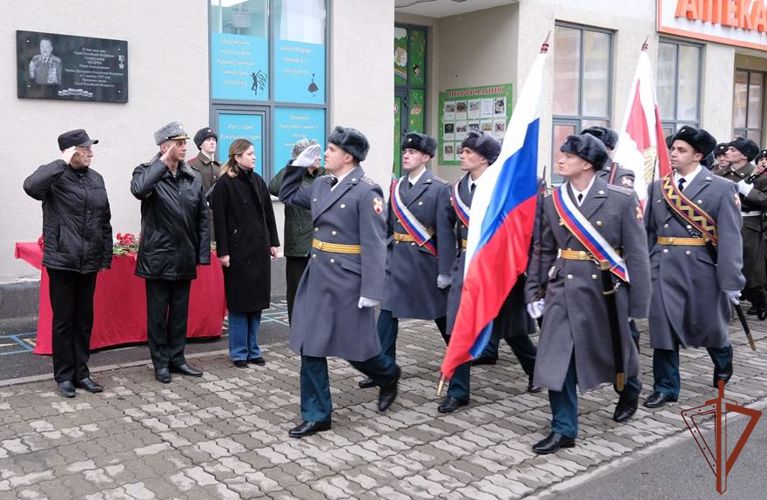 Мемориальную доску Герою России генерал-майору Роману Шадрину открыли в Екатеринбурге 