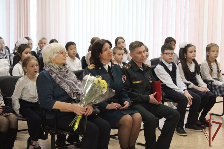 Военнослужащие Росгвардии торжественно открыли Парту Героя в красноярской школе 
