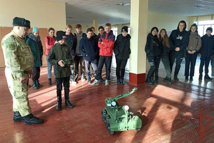 Росгвардейцы провели дни открытых дверей для воспитанников военно-патриотических клубов и школьников в Сибири  