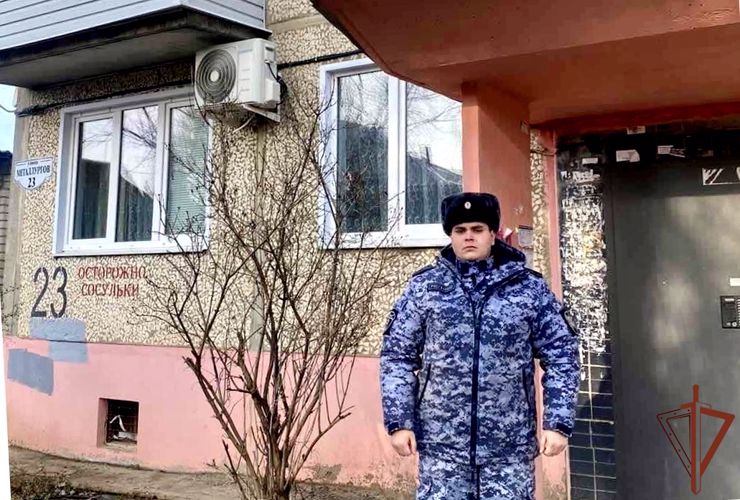 Росгвардеец спас из пожара жительницу Волгоградской области