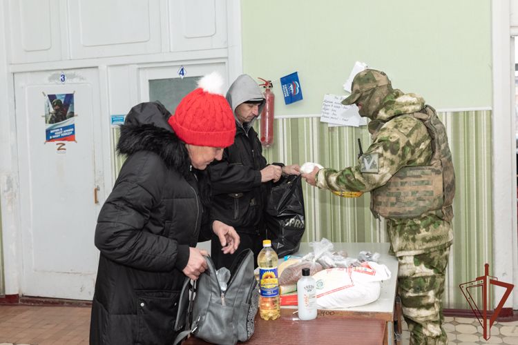 Росгвардейцы доставили гуманитарную помощь жителям ЛНР (видео)