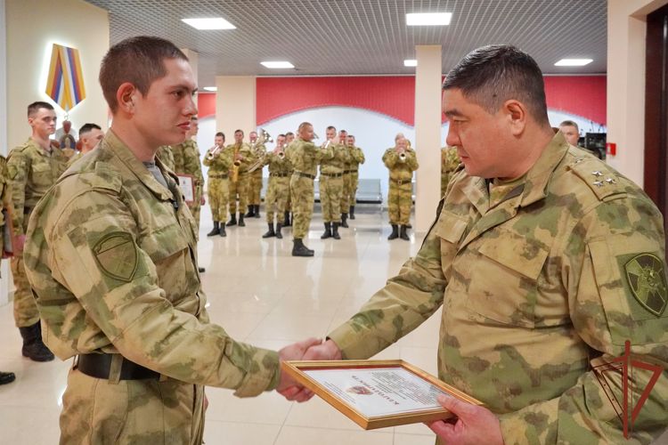 В Северо-Западном округе Росгвардии проводили в запас военнослужащих, выслуживших установленные сроки военной службы по призыву
