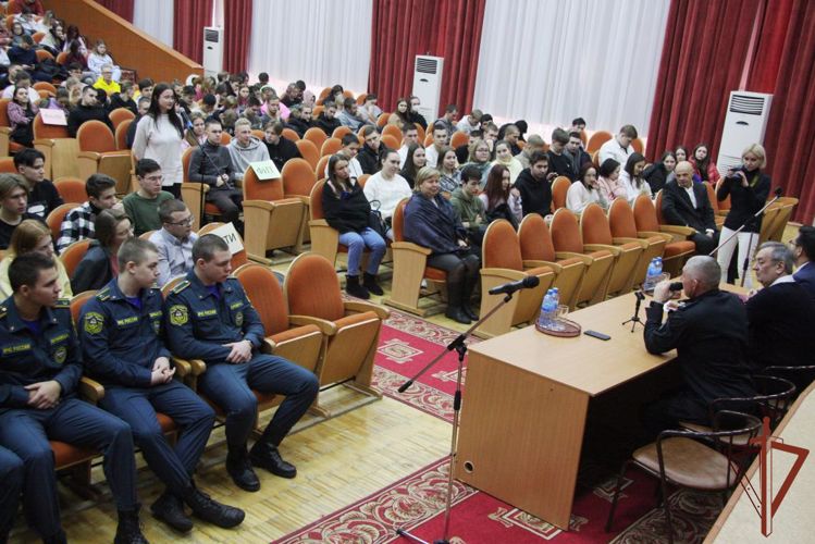 Уральские студенты встретились с участвовавшим в СВО чемпионом мира из Росгвардии