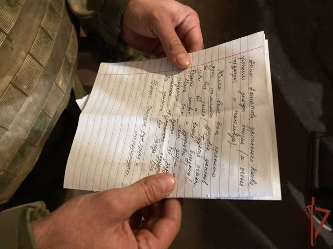 Росгвардейцы, участвующие в специальной военной операции, получили письма поддержки от школьников и учителей.