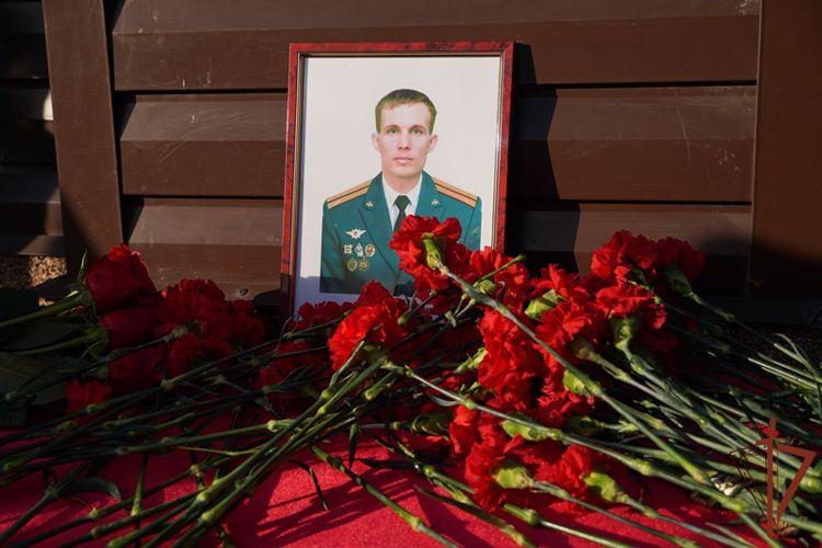 В Улан-Удэ открыли мемориальный знак Герою России росгвардейцу Максиму Концову
