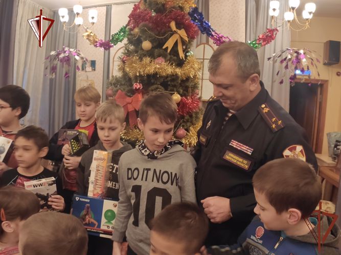 Росгвардейцы поздравили воспитанников тверского социально-реабилитационного центра с Новым годом