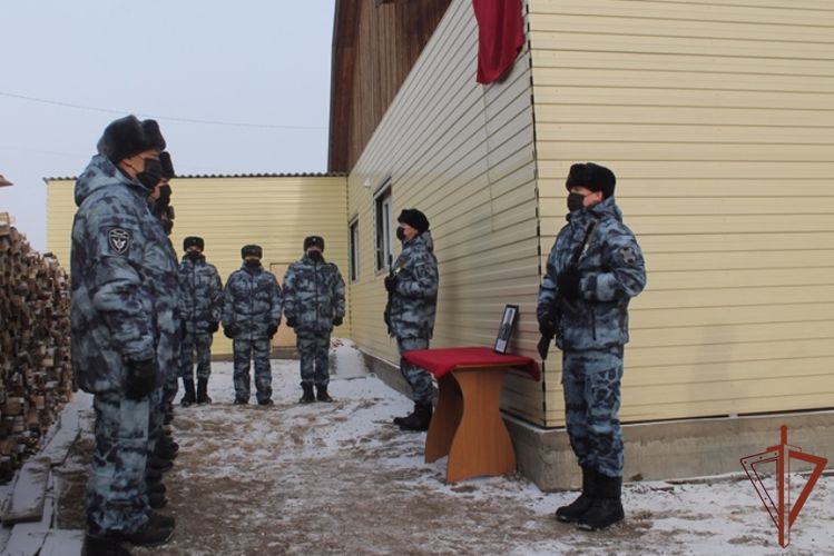 Память погибшего бойца ОМОН Росгвардии увековечена в Бурятии 