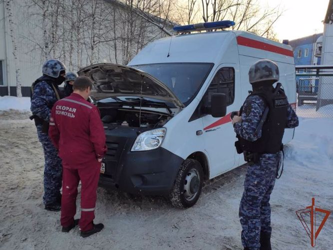 Росгвардейцы в Югре помогли водителю скорой помощи устранить неисправность автомобиля