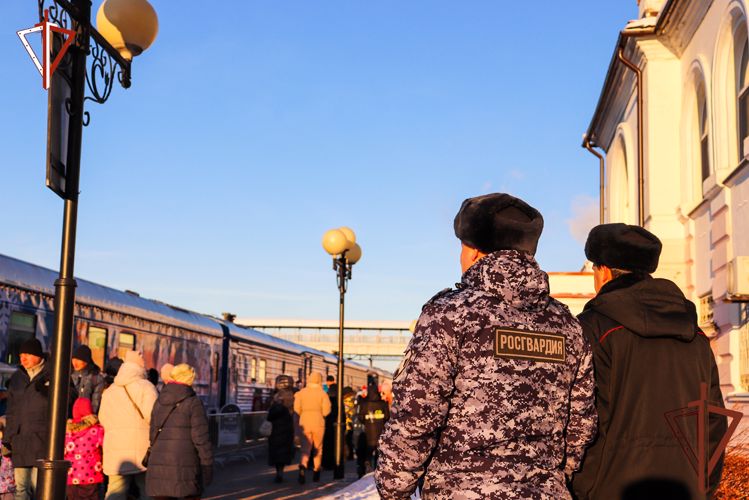 Росгвардейцы приняли участие в обеспечении безопасности встречи «Поезда Деда Мороза» в Йошкар-Оле