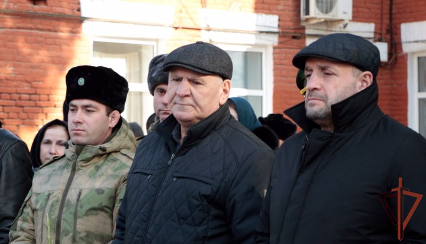 Мемориальную доску памяти росгвардейца, погибшего при исполнении воинского долга, открыли в Дагестане