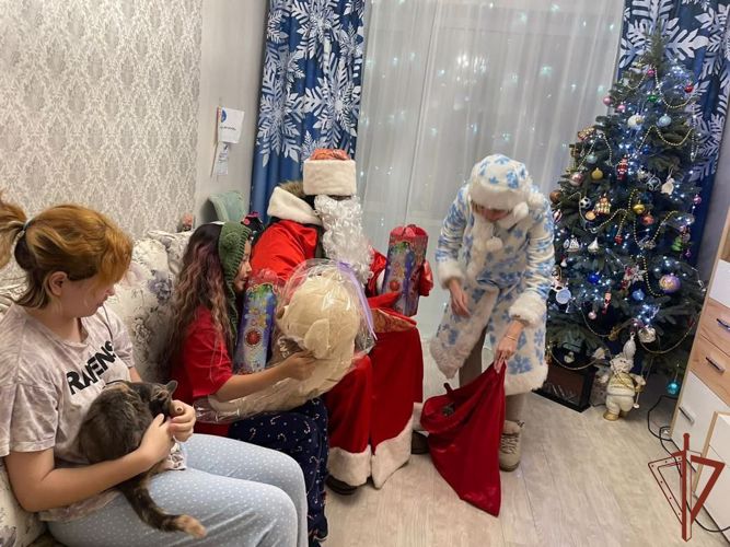 Росгвардейцы в Якутии посетили семьи погибших сотрудников и подарили детям новогодние подарки