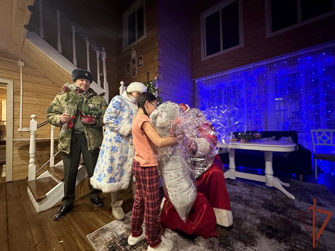 Росгвардейцы в Якутии посетили семьи погибших сотрудников и подарили детям новогодние подарки