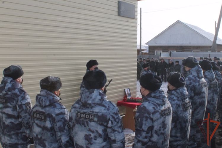 Память погибшего бойца ОМОН Росгвардии увековечена в Бурятии 