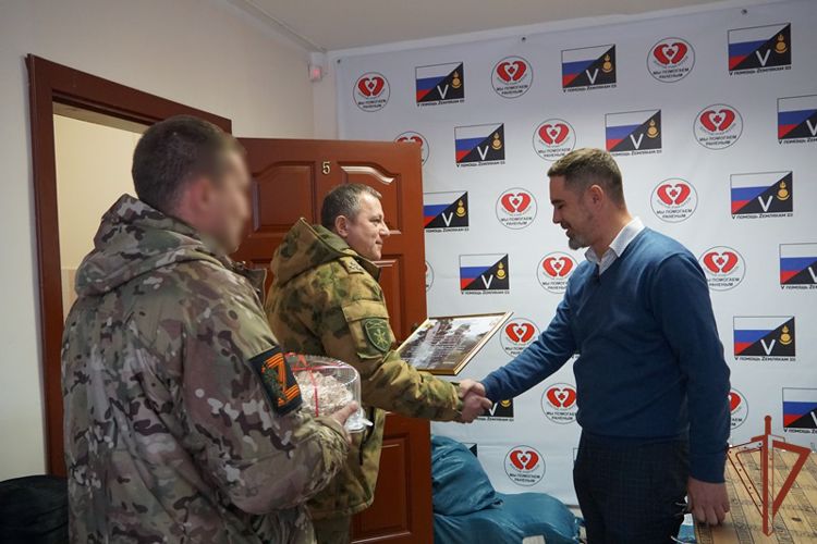 Росгвардейцы поздравили волонтеров из Улан-Удэ с профессиональным праздником