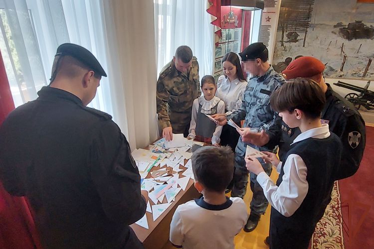 Школьники из Ростова-на-Дону поддержали росгвардейцев-участников спецоперации