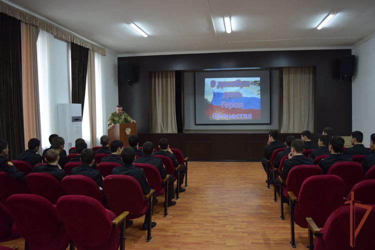 В Грозном Росгвардейцы рассказали подрастающему поколению о Героях отечества