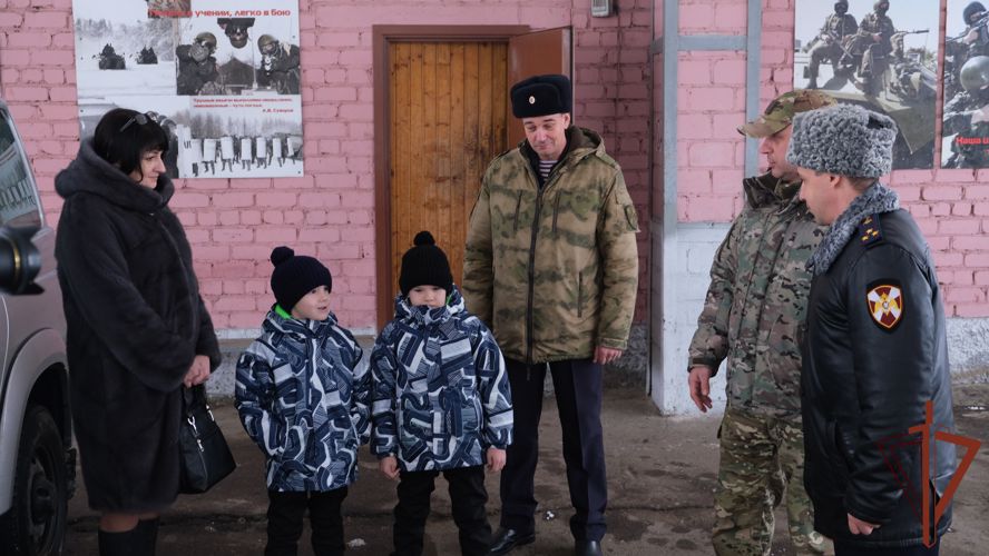 Родственников погибшего правоохранителя поздравили с Новогодними праздниками росгвардейцы в Орле 