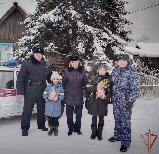 Новогодние мероприятия и акции проходят в Сибирском округе Росгвардии