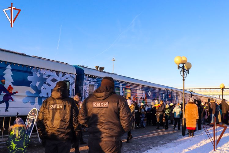 Росгвардейцы приняли участие в обеспечении безопасности встречи «Поезда Деда Мороза» в Йошкар-Оле