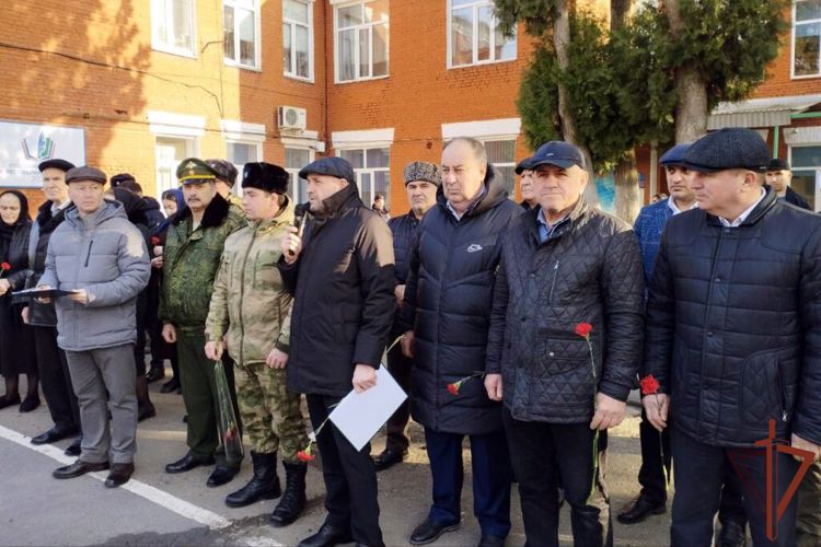Мемориальную доску памяти росгвардейца, погибшего при исполнении воинского долга, открыли в Дагестане