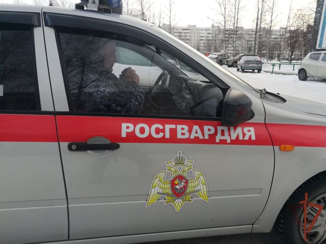 Росгвардейцы задержали неадекватного мужчину, попытавшегося проникнуть в детский сад в Югре