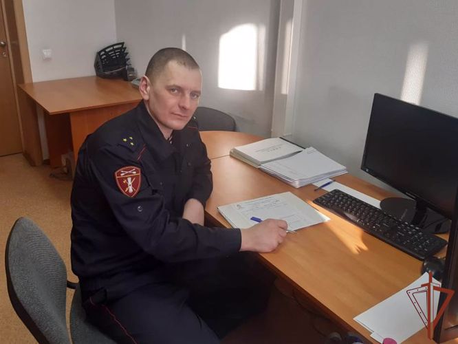 Росгвардеец спас провалившегося под лёд мужчину в Югре