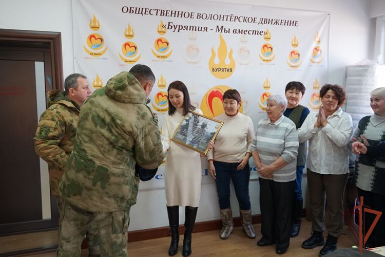 Росгвардейцы поздравили волонтеров из Улан-Удэ с профессиональным праздником