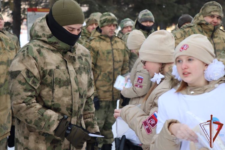 Юнармейцы Новосибирской области передали участникам спецоперации новогодние письма 