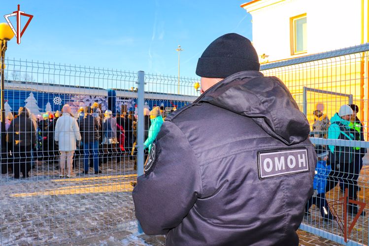 Росгвардейцы приняли участие в обеспечении безопасности встречи «Поезда Деда Мороза» в Йошкар-Оле