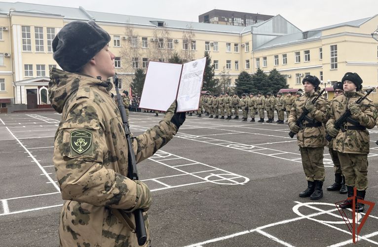Церемонии приведения к присяге проходят в подразделениях Южного округа Росгвардии