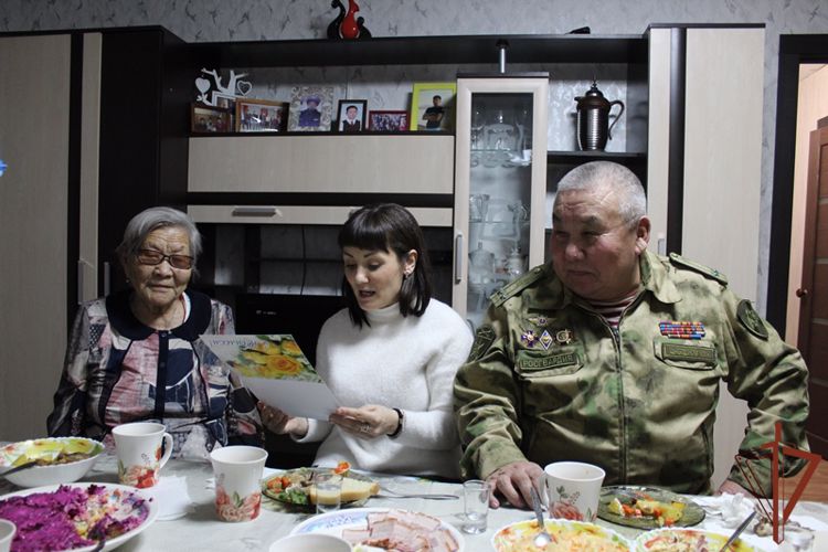 В Бурятии росгвардейцы поздравили труженицу тыла с 90-летием
