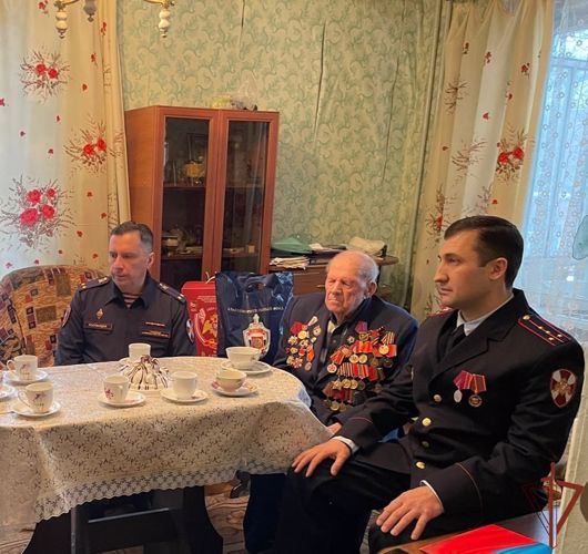 В Подмосковье сотрудники Росгвардии поздравили ветерана Великой Отечественной войны с наступающим Новым годом