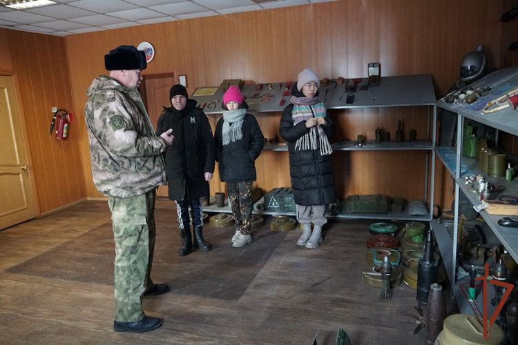 В преддверии Нового года школьники загадали желание познакомиться с работой кинолога Росгвардии