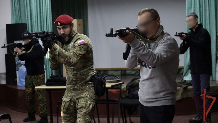 Ветераны Росгвардии проводят курс военной подготовки для тюменцев