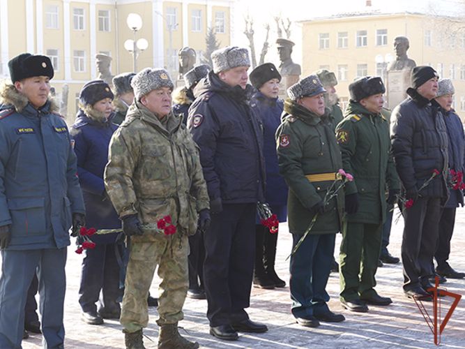 Росгвардия в Сибири принимает участие в памятных мероприятиях ко Дню Неизвестного Солдата
