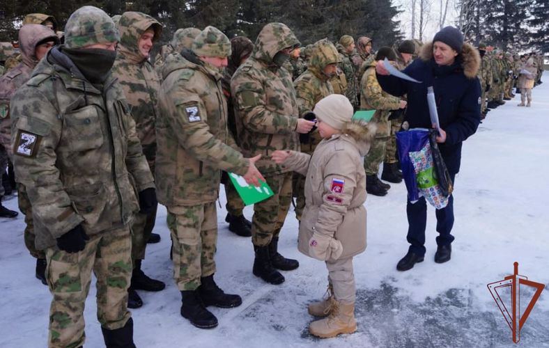 Юнармейцы Новосибирской области передали участникам спецоперации новогодние письма 