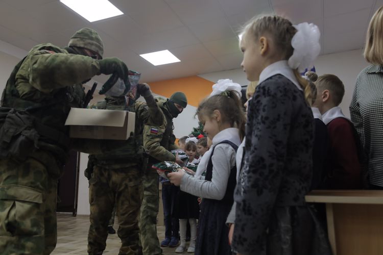 Новогодняя акция Росгвардии «Дед Мороз специального назначения»  прошла в Запорожской области и в ЛНР