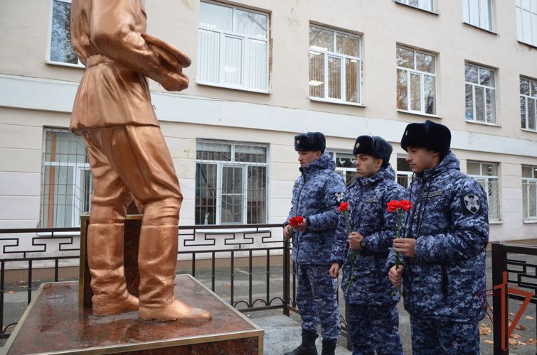 На Северном Кавказе росгвардейцы участвуют в мероприятиях, посвященных Дню неизвестного солдата