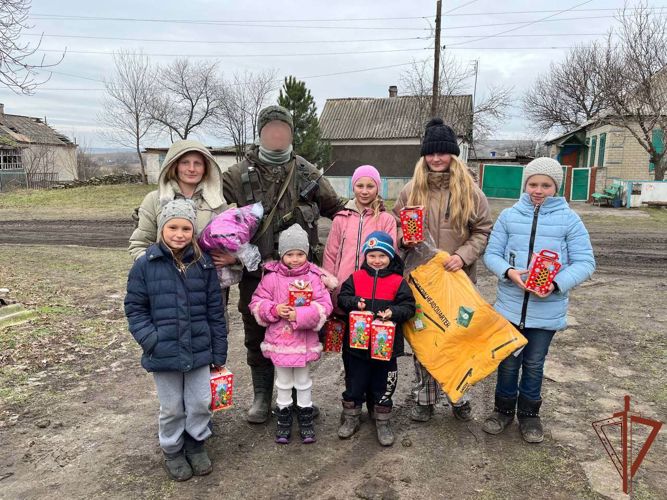 Военнослужащие софринской бригады Росгвардии поздравили жителей Луганской Народной Республики с Новым годом (видео)