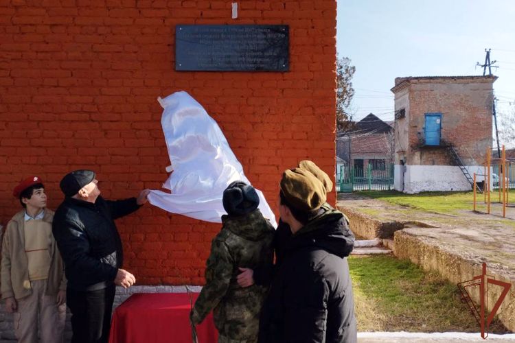 Мемориальную доску памяти росгвардейца, погибшего при исполнении воинского долга, открыли в Дагестане