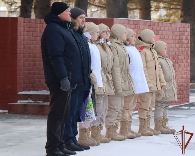 Юнармейцы Новосибирской области передали участникам спецоперации новогодние письма 